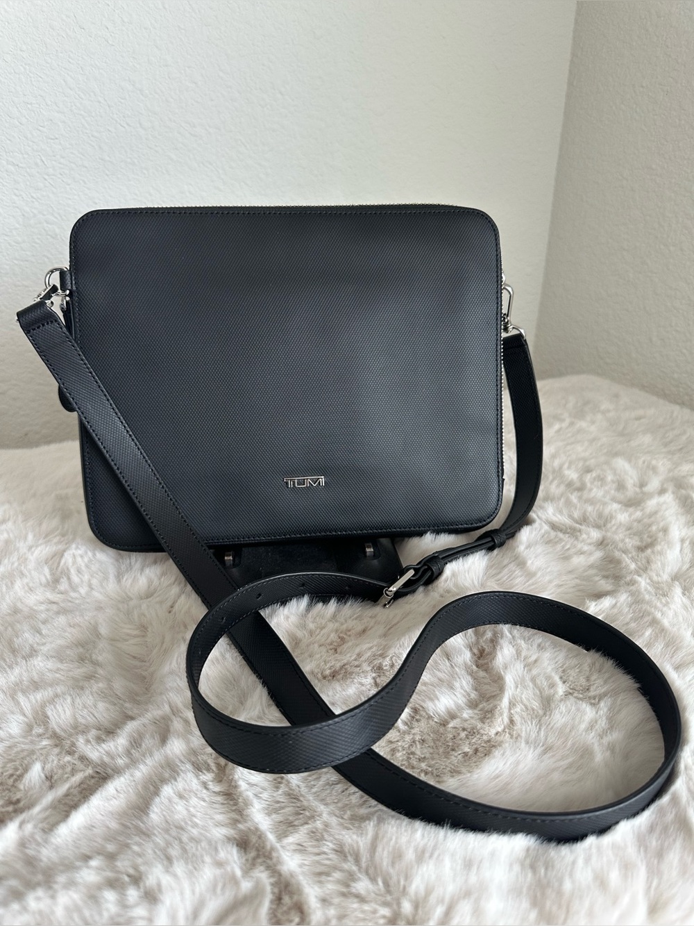 Tumi Slim Zip Top Crossbody For Ipad black NWOT